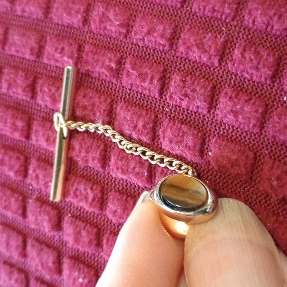 Beautiful brownstone tie tack